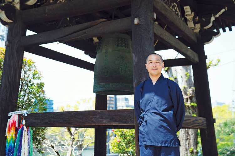 「ここに立つと、いつもの朝がくることの尊さを感じる」と副住職の亀尾泰弘さん（42）。