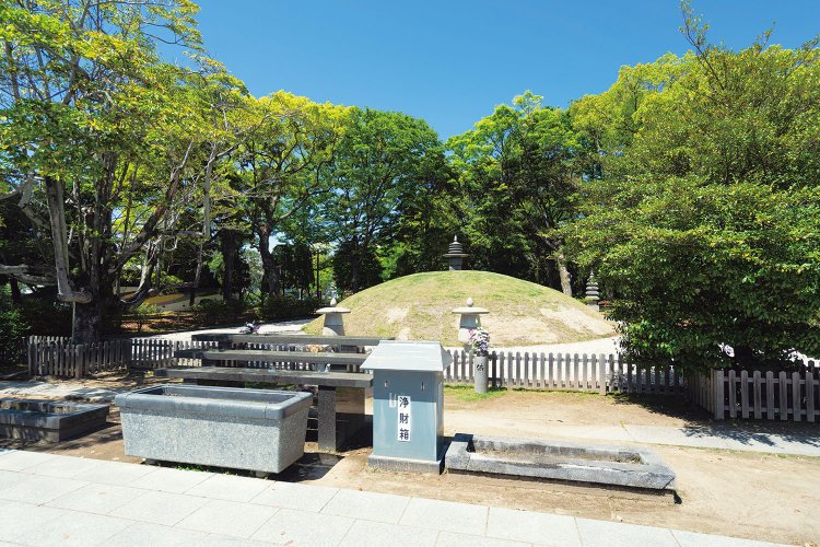 遺骨約7万柱を納める原爆供養塔は、平和記念公園の片隅にある。遺族が判明したときには、広島戦災供養会会長として畑口さんが遺骨を引き渡す。