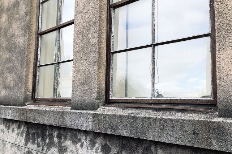 爆風で曲がった窓枠（写真）や壁に刺さったガラス片などが残る。