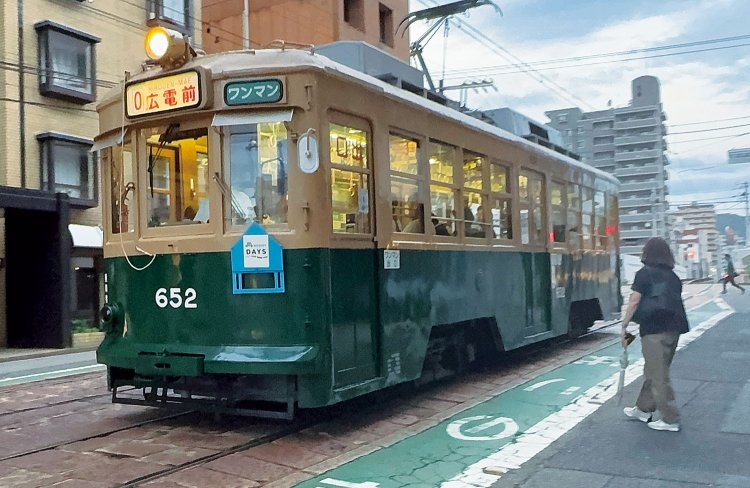 改修して走り続ける広島電鉄の被爆電車。651号と652号がラッシュ時に不定期運行する。