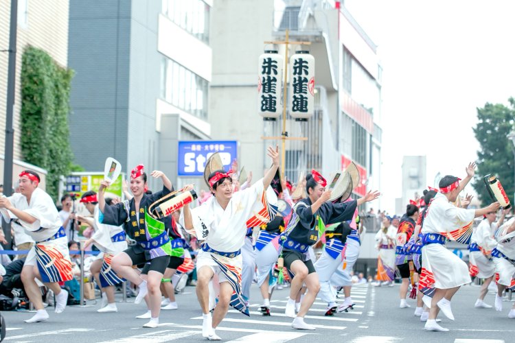 活気あふれる阿波おどりは夏の暑さを吹き飛ばしてくれる。