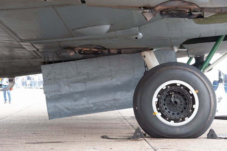 飛行機の機種は異なるが、アメリカ軍の戦略爆撃機「ボーイングB-17G」の主脚部分。タイヤとホイールに黄色いマークが施されており、B-29のタイヤも同じかと思われる。