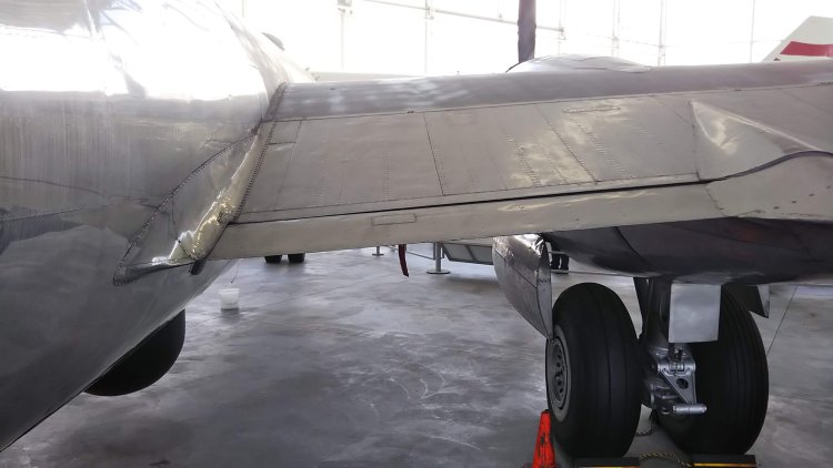 タイヤは主脚のダブルタイヤの一本だった。主脚は写真のようになっている（シアトルの博物館で撮影）。