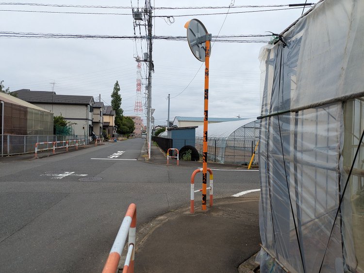 どこにでもある住宅地と畑の四ツ辻交差点。その一角に……。