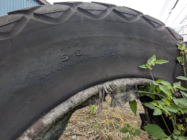 ビート部分はカーカスの一部なのか、ヒゲのようにたくさんの紐が露出していた。