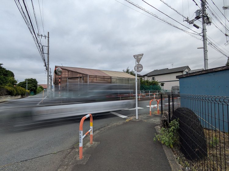 タイヤの横をタクシーが過ぎていく。地元の方々も気に留めるわけでもなく、タイヤはこの地域に溶け込んでいた。