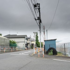 戦後80年、都内の畑に爆撃機のタイヤがいまもひっそりと佇む