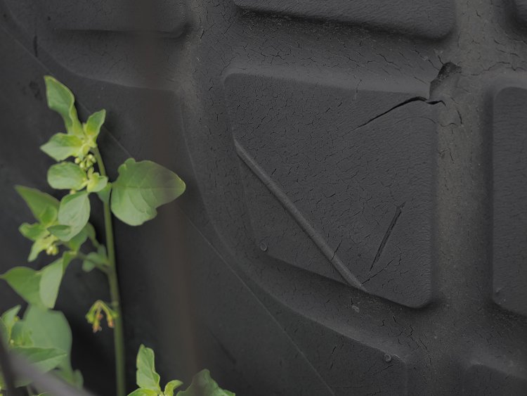 側面のショルダー部は摩耗しておらず、横線もくっきりと残る。