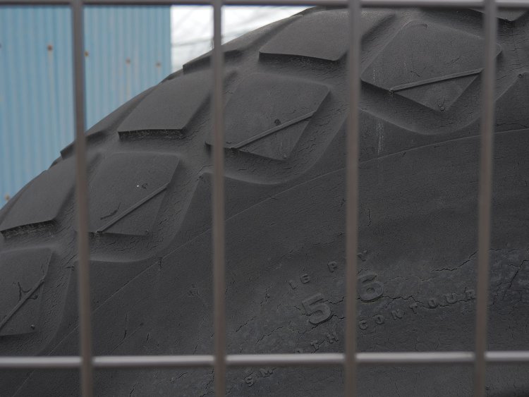 ショルダー部に刻印されている文字列。道路に面した側はタイヤの裏のようで、刻印された情報量は少ない。