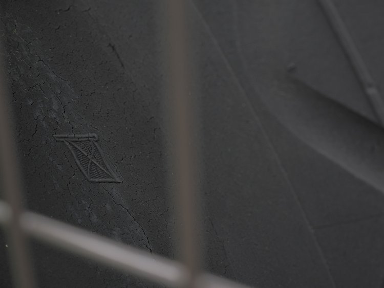 ショルダー部に残る旗の刻印。グッドイヤーのマークである。