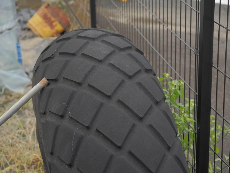 航空機のタイヤはツルっとしているのかと思いきや、菱形のパターンとなっている。全天候型タイヤという種類らしい。