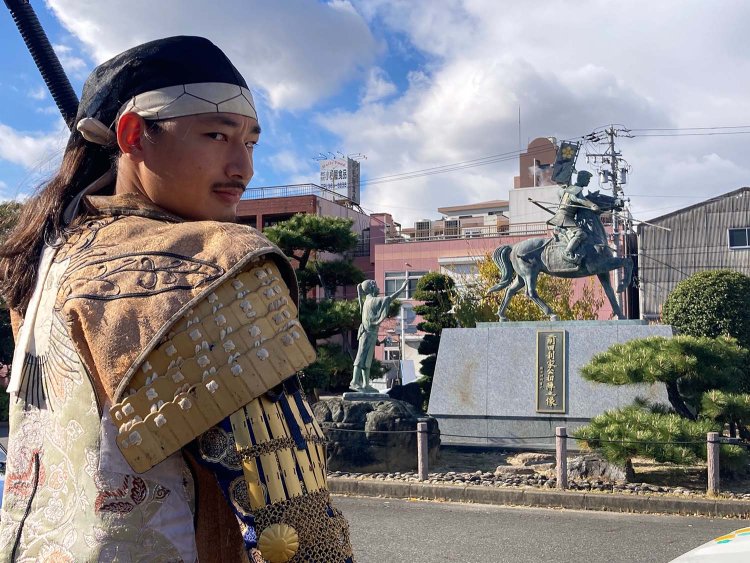 奥に見えるのは「前田利家公初陣之像」。