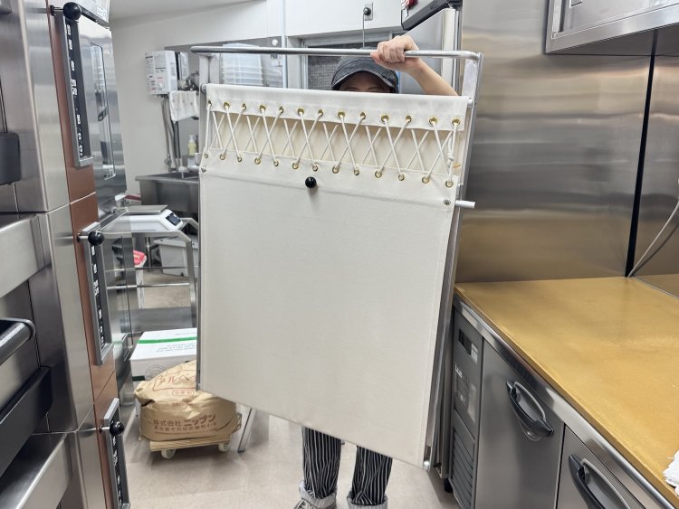 オーブン内でパンを乗せるトレー。これはさほど大きくないけれど、松嶋さんが隠れてしまっています。