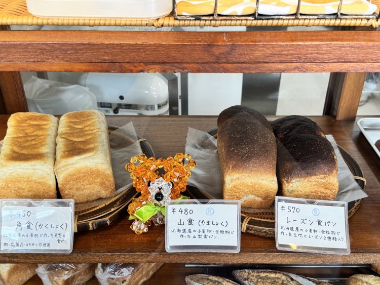 ハード系メインとはいえ、角食、山食、レーズン食パンと、食パンひととおりそろっている。