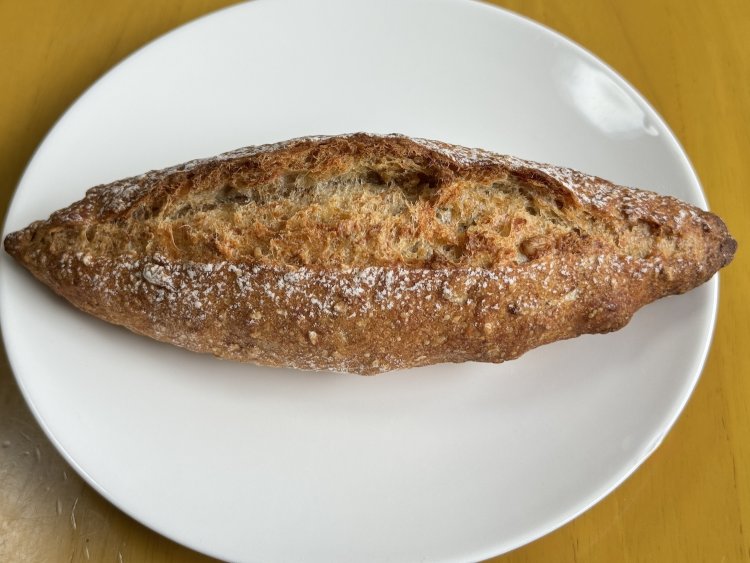 オートミール、ヒマワリの種、白ごま、小麦胚芽の入ったバゲットセレアル。これは半分サイズのプチで210円。