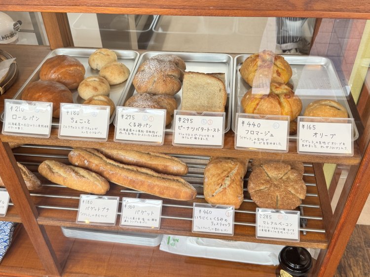 ロールパン、くるみパンなど柔らかいパンもあります。