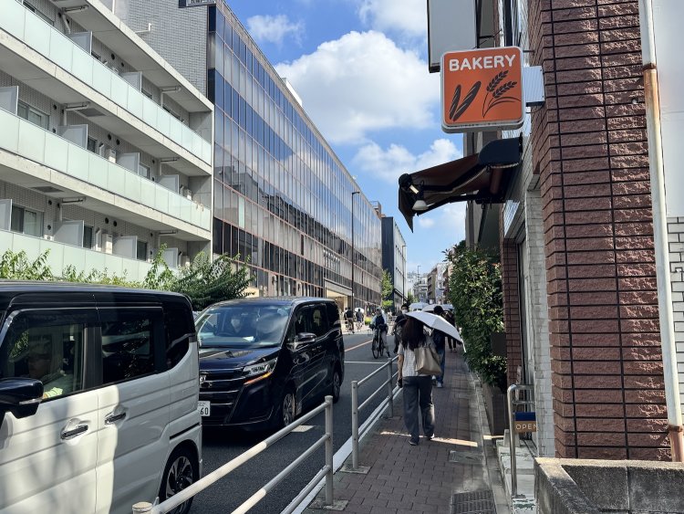 坂の途中のベーカリー。