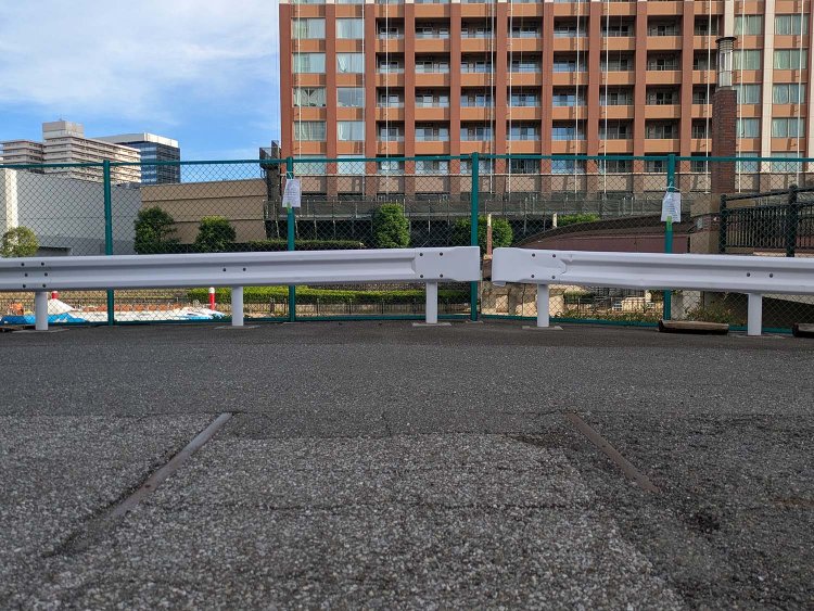 別日に撮影。レールの先に船路橋が架かっていた。