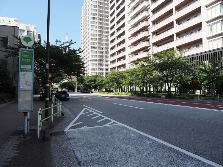 芝浦線の跡は4車線の道路「旧海岸通り」となっている。都バスの路線が一部区間をなぞっている。