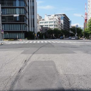 芝浦の廃線跡。道路のヒビからわずかに顔を出すレールは都電の痕跡