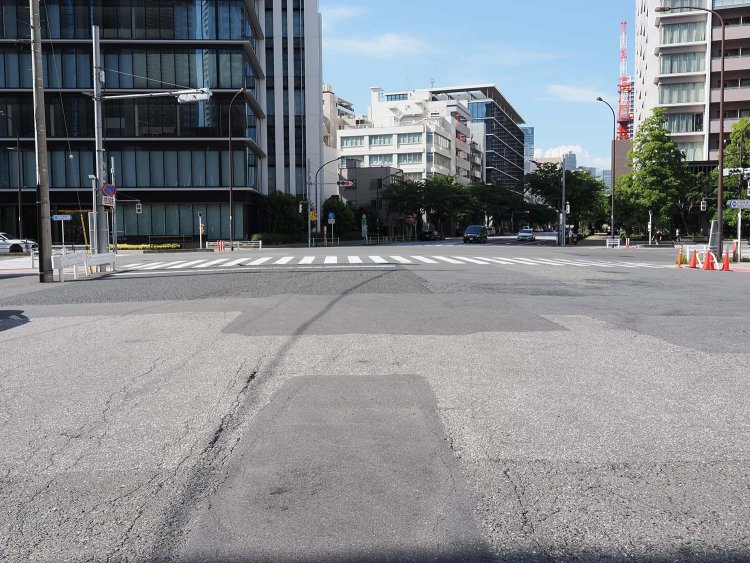 アスファルトを凝視していると見えてくる……　右へ分岐するポイントが。