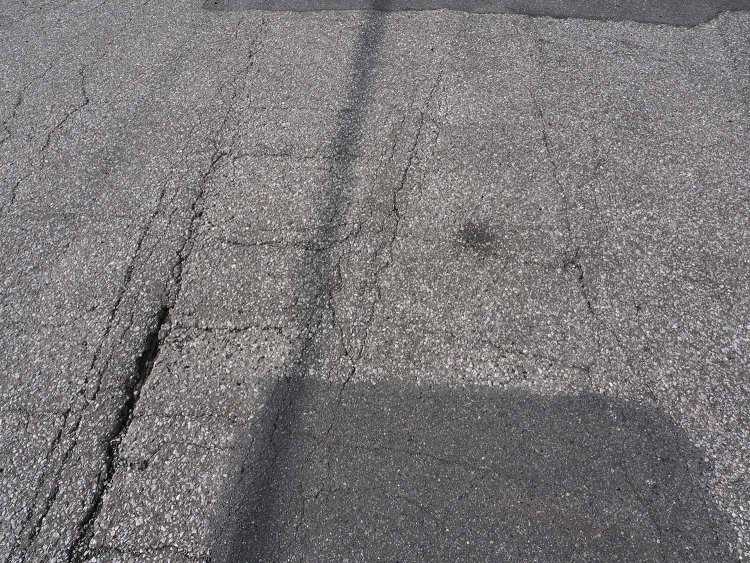 真上気味に見る。線路が右へと分岐する様子が見えてくる。