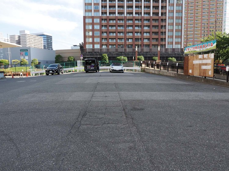 もうはっきりと軌道跡だと分かる。運河の先にあった芝浦工場へと痕跡が延びていた。