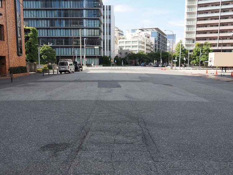 アスファルトは年季が入っていた。脆（もろ）くなっているのか、ここまで軌道跡が分かるとは……。