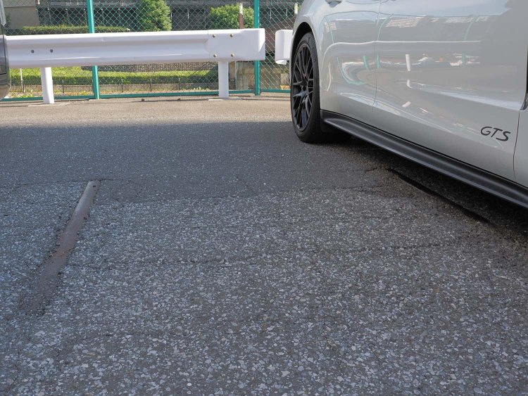 ２本のレールが1ｍほどの長さで露出していた。確実にここに都電が走っていたことを表わしている。