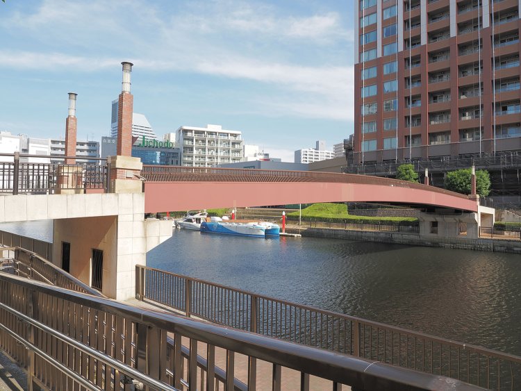 船路橋は架け替えられたが、都電と芝浦工場のあった痕跡をモニュメントで遺している。