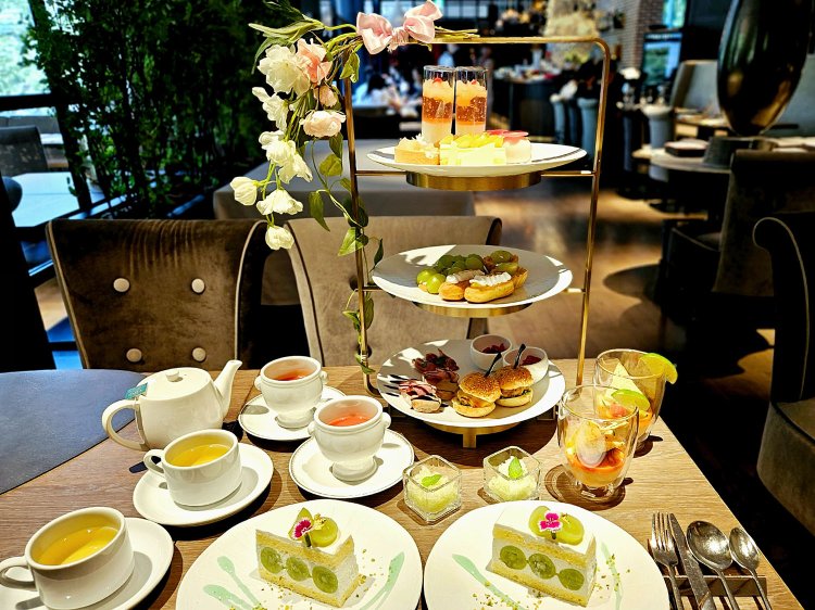 サマー・グレイスアフタヌーンティー～ピーチ&シャインマスカット～1名平日6200円、土・日・祝6700円（写真は2名分）。前日までに要予約。