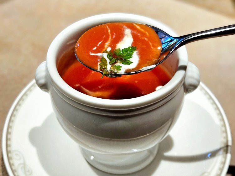 白桃とトマトの冷製スープ レモンヨーグルトソース。