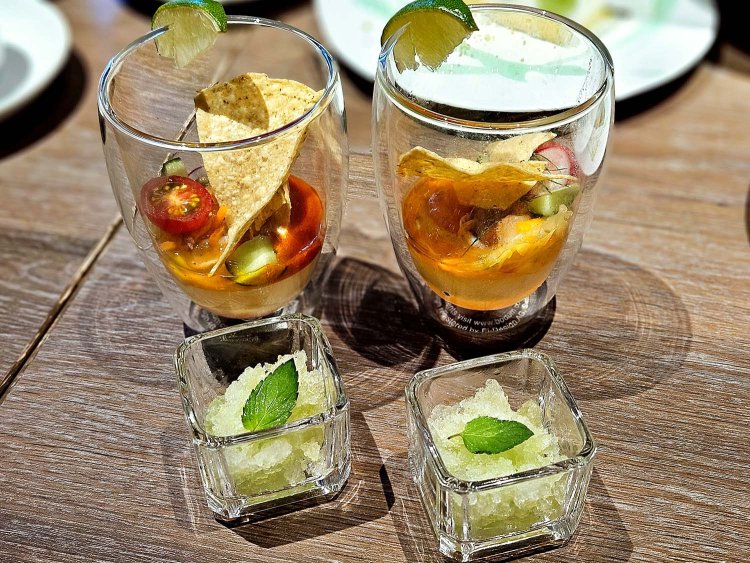 マスカット グラニテ（写真手前）、カクテルシーフードセビーチェ クリスタルトマトジュレ ロメスコソース ライムのアクセント（写真奥）。