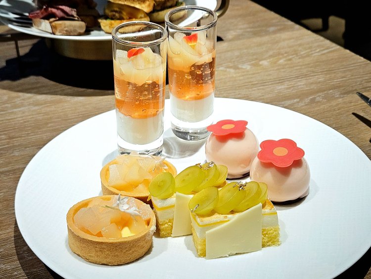 （写真上から時計回りに）ピーチゼリー&パンナコッタ、ピーチムース、シャインマスカット&レモンケーキ、ピーチタルト。