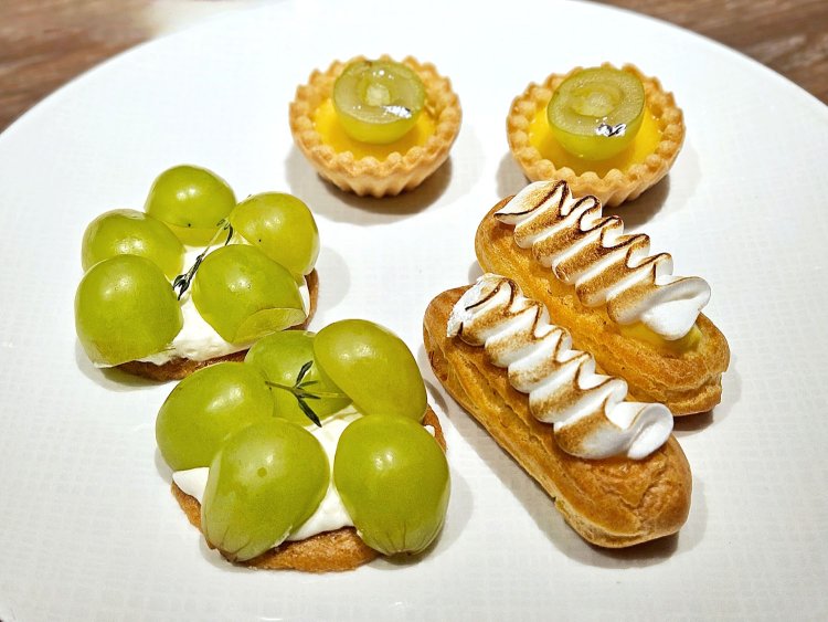 （写真上から時計回りに）シャインマスカット&ライムタルトレット、レモンエクレア&メレンゲ、シャインマスカット ガレットブルトン。