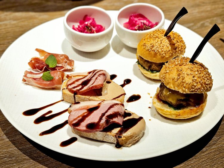 （写真上から時計回りに）紫キャベツのマリネ ザータルスパイス、TAVERN特製ミニバーガー BBQソース、燻製鴨のクロスティーニ バルサミコ味噌クリーム、白桃とミントの生ハムロール。