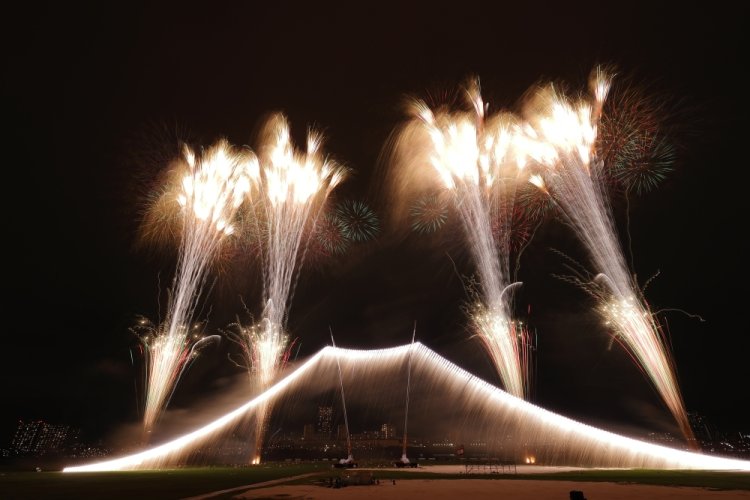 写真は2024年開催時の「富士の大仕掛け」。夜空に富士山がきれいに浮かび上がる。
