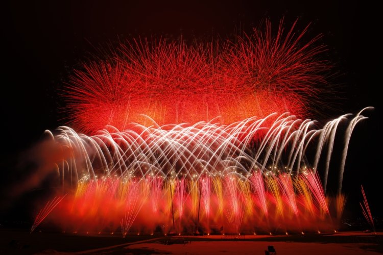 何層にも重ねた厚みのある花火が夜空に打ち上げられる。