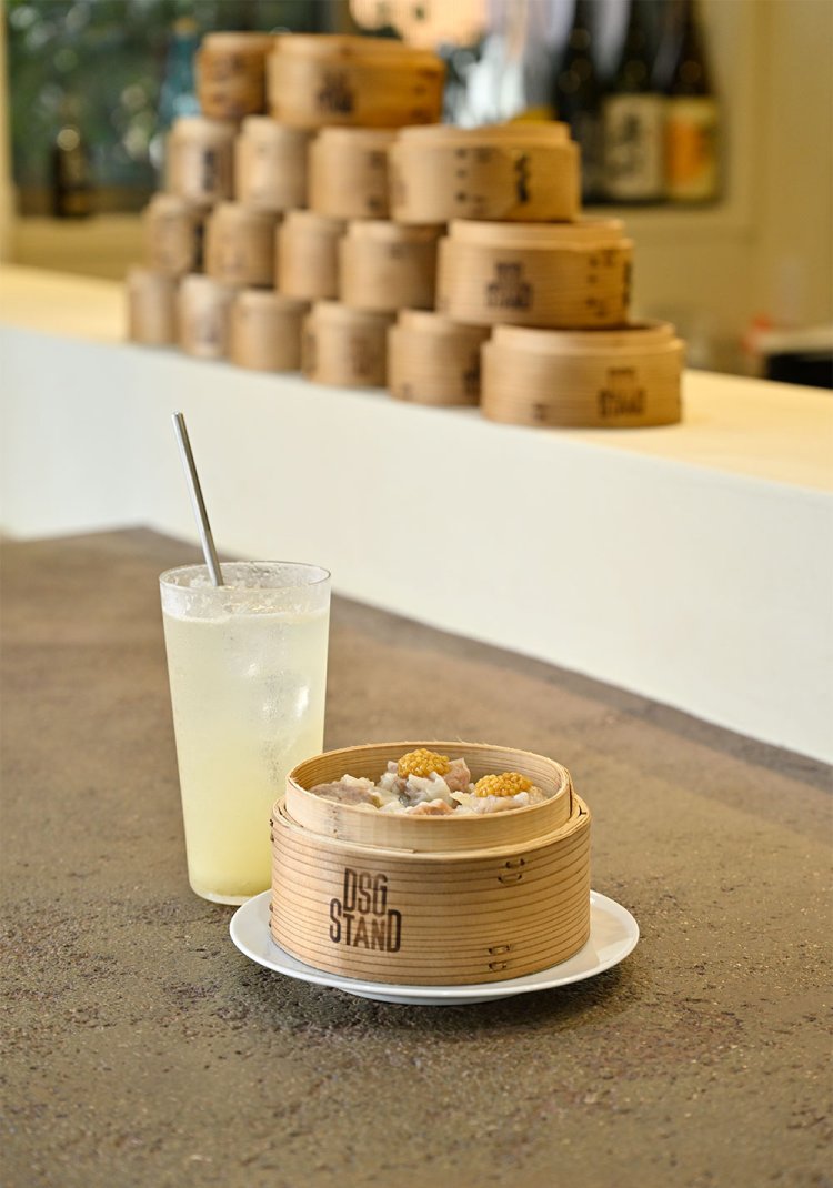 大三元シュウマイ2個500円、粒マスタード付き2個550円、DSGレモンサワー750円。