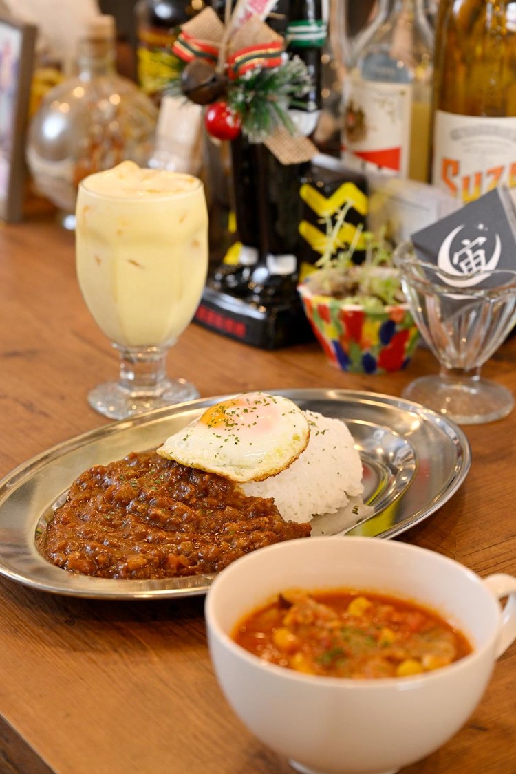 木曜限定スープ600円。日替わりカレーのトマトキーマ1000円、目玉焼きのせは＋100円。マンゴーラッシーラム800円。