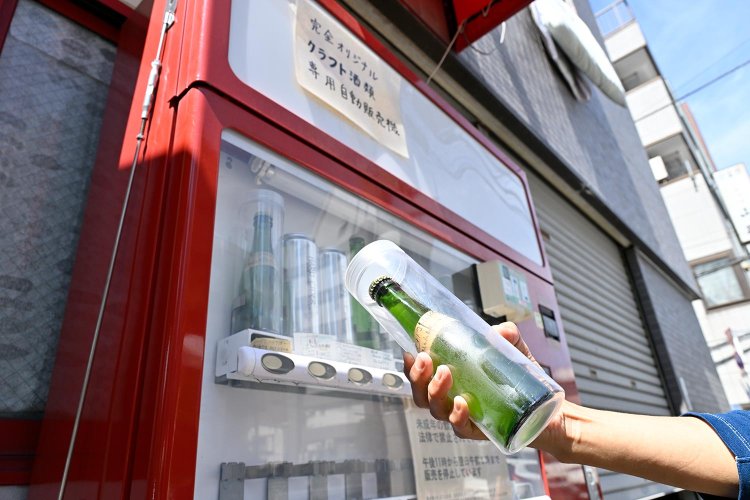 自販機は5～23時に稼働。左からハードサイダー、ゴールデンエール各1000円。ビールはタンク替わりで約4種あり。