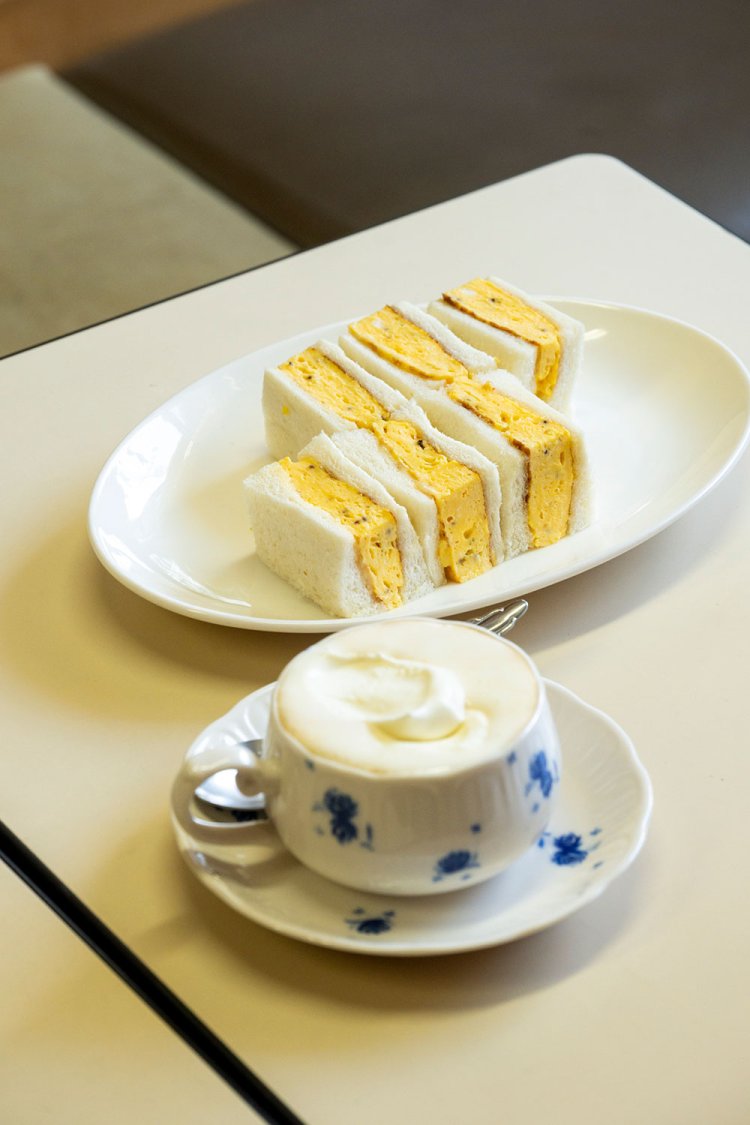 たまご焼きサンドハーフ680円、ウインナーコーヒー700円。