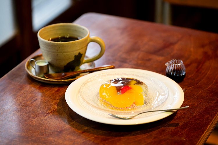 自家製和スイーツあんみつ玉600円、こぐま珈琲580円。