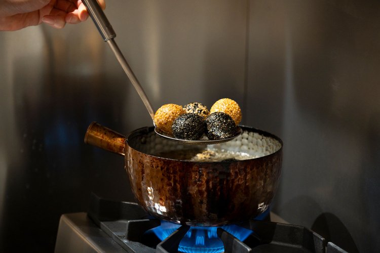 【散歩の達人】胡麻団子-蓉_1