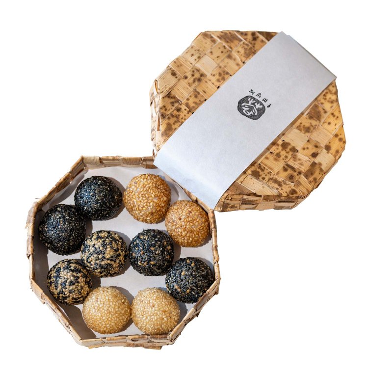 ごまだんごお土産10個セット2200円（竹編箱付き）。