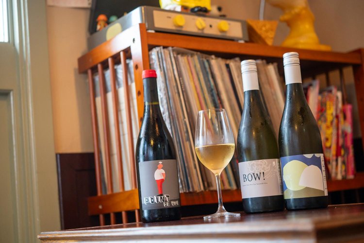 料理に合わせてナチュラルワインもどうぞ。