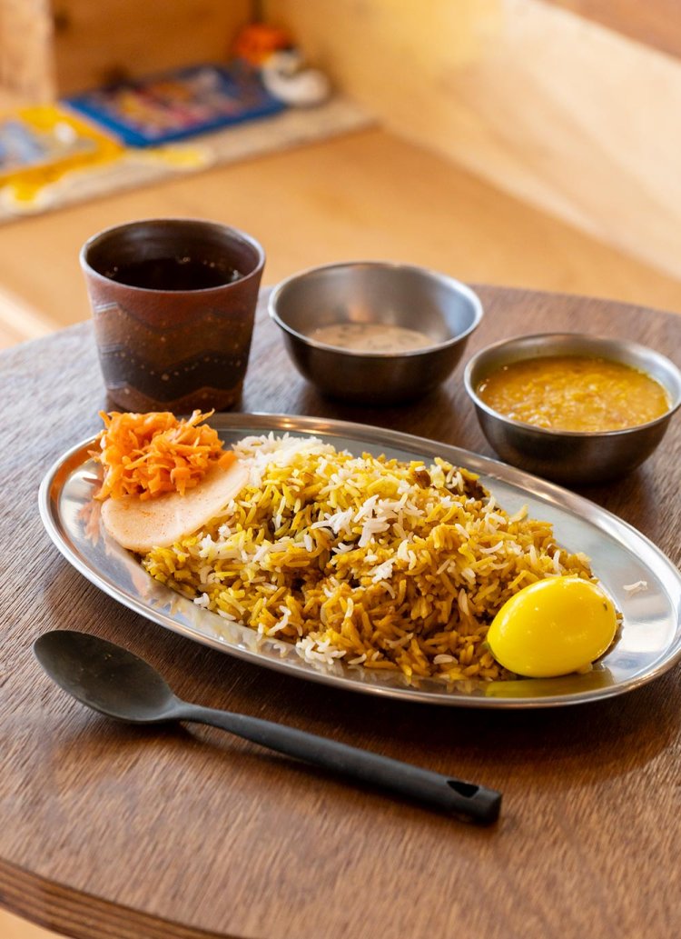 ラムのビリヤニ1150円＋半熟たまごのピクルス150円と豆カレー200円。