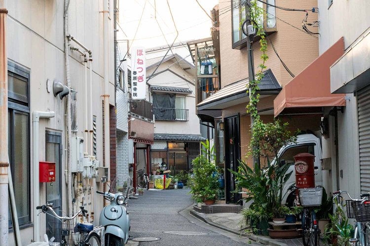 かつて赤線地帯だった玉の井いろは通りの路地裏。