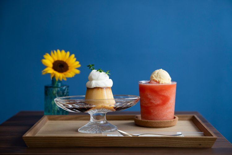 すいかスムージー（バニラアイスのせ）800円、プリン（生クリームのせ）500円。