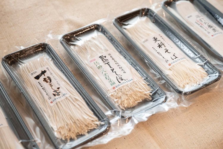 国産そば粉を使った冷凍生麺1人前600円～。十割そば、二八の手打ちの霧下そばなどあり。